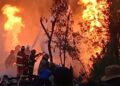 Petugas damkar berupaya memadamkan kebakaran sumur minyak ilegal di Blora, Jawa Tengah.