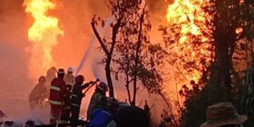 Petugas damkar berupaya memadamkan kebakaran sumur minyak ilegal di Blora, Jawa Tengah.