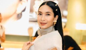 Happy Salma membagikan pandangannya tentang makna kemerdekaan Indonesia.