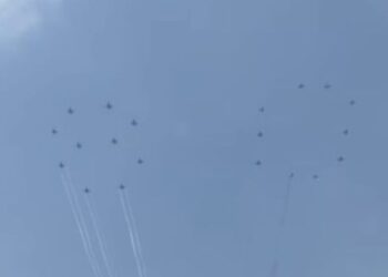 Formasi pesawat tempur TNI AU membentuk angka 80 di langit Jakarta pada HUT RI ke-80