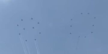 Formasi pesawat tempur TNI AU membentuk angka 80 di langit Jakarta pada HUT RI ke-80