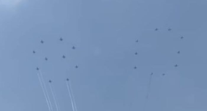 Formasi pesawat tempur TNI AU membentuk angka 80 di langit Jakarta pada HUT RI ke-80