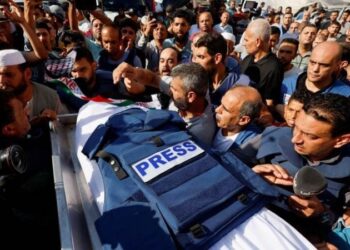 Jenazah jurnalis Gaza dibawa pelayat setelah tewas akibat serangan Israel