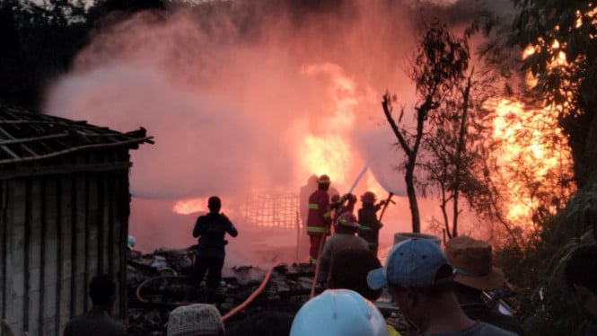 Petugas pemadam dan warga berusaha mengendalikan kebakaran sumur minyak ilegal di Blora.