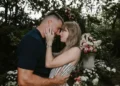Taylor Swift dan Travis Kelce resmi bertunangan, berbagi momen romantis lamaran di taman penuh bunga.