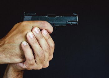 Ilustrasi tangan memegang pistol