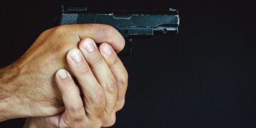 Ilustrasi tangan memegang pistol