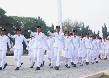 Pasukan Paskibraka melaksanakan baris-berbaris pada gladi bersih HUT ke-80 Kemerdekaan RI di Istana Merdeka, Jakarta.