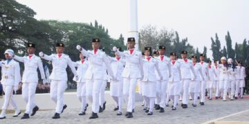Pasukan Paskibraka melaksanakan baris-berbaris pada gladi bersih HUT ke-80 Kemerdekaan RI di Istana Merdeka, Jakarta.