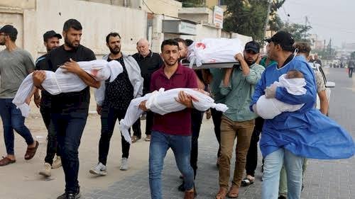 Warga Gaza membawa jenazah anak-anak korban serangan Israel