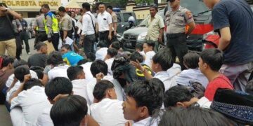 Ratusan pelajar berseragam putih abu-abu diamankan polisi usai demo ricuh di DPR.