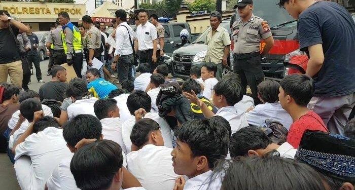 Ratusan pelajar berseragam putih abu-abu diamankan polisi usai demo ricuh di DPR.