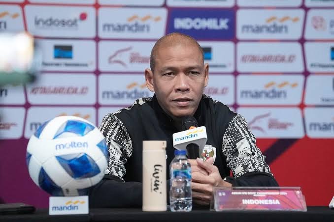 Pelatih Timnas Indonesia U-17 Nova Arianto saat konferensi pers