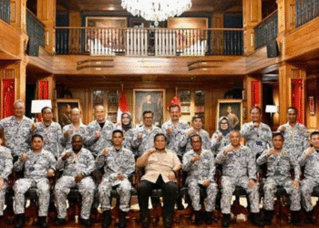 Presiden Prabowo Subianto bersama pengurus Kadin se-Indonesia berfoto bersama di Hambalang, Kabupaten Bogor, 8 Agustus 2025.