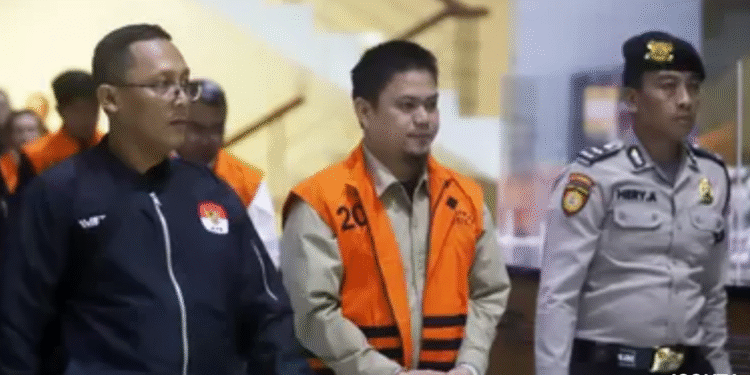 Bupati Kolaka Timur Abdul Azis mengenakan rompi tahanan KPK usai ditetapkan sebagai tersangka kasus suap proyek RSUD Kolaka Timur.