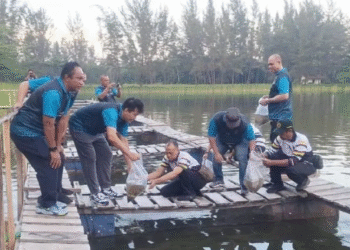 Kepala Badan Karantina Indonesia Sahat M. Panggabean melepas bibit ikan nila di kolong bekas tambang bijih timah kawasan Bangka Botanical Garden, Pangkalpinang.