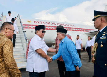 Presiden Prabowo Subianto tiba di Pangkalan Udara Paya Lebar Singapura disambut pejabat setempat, 9 Agustus 2025