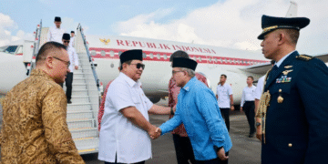 Presiden Prabowo Subianto tiba di Pangkalan Udara Paya Lebar Singapura disambut pejabat setempat, 9 Agustus 2025
