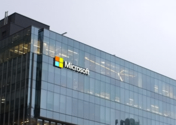 Gedung kantor pusat Microsoft dengan logo di fasad kaca, suasana kota modern