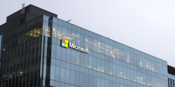 Gedung kantor pusat Microsoft dengan logo di fasad kaca, suasana kota modern
