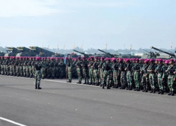 TNI menggelar gladi upacara pasukan operasional dan kehormatan militer di Landasan Udara Suparlan, Batujajar, Jawa Barat.