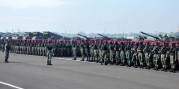 TNI menggelar gladi upacara pasukan operasional dan kehormatan militer di Landasan Udara Suparlan, Batujajar, Jawa Barat.