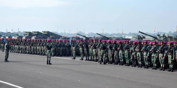 TNI menggelar gladi upacara pasukan operasional dan kehormatan militer di Landasan Udara Suparlan, Batujajar, Jawa Barat.