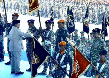 Presiden Prabowo Subianto mengukuhkan pimpinan pasukan elite TNI dan Panglima Kohanudnas dalam upacara di Pusdiklatpassus Kopassus, Batujajar.