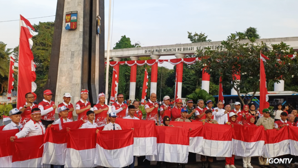 Walikota Bogor photo bersama peserta Kirab Merah Putih FMP 2025