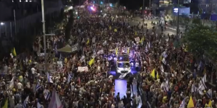 Kerumunan besar warga Israel memenuhi jalan utama di Tel Aviv protes perang Gaza