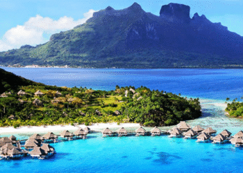 Panorama laut jernih dan resort terapung di Pantai Ora, Maluku Tengah