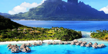 Panorama laut jernih dan resort terapung di Pantai Ora, Maluku Tengah