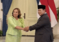 Prabowo Subianto dan Dina Boluarte berjabat tangan di Istana Merdeka Jakarta