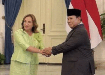 Prabowo Subianto dan Dina Boluarte berjabat tangan di Istana Merdeka Jakarta