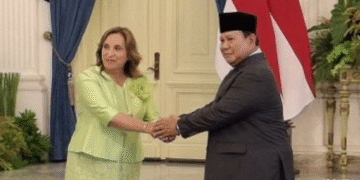 Prabowo Subianto dan Dina Boluarte berjabat tangan di Istana Merdeka Jakarta