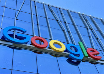 Gedung kantor Google dengan logo berwarna di dinding eksterior sebagai ilustrasi berita korupsi laptop Chromebook Kemendikbudristek.