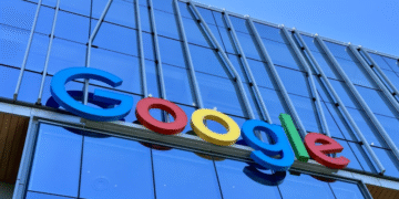 Gedung kantor Google dengan logo berwarna di dinding eksterior sebagai ilustrasi berita korupsi laptop Chromebook Kemendikbudristek.