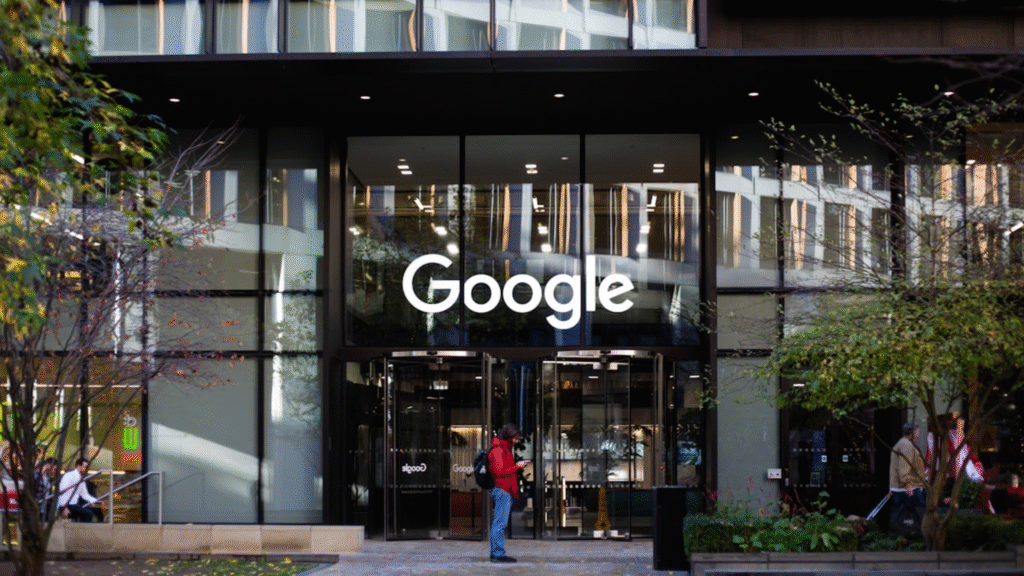 Pintu masuk kantor Google dengan logo putih besar di atasnya, ilustrasi berita korupsi laptop Chromebook Kemendikbudristek.
