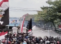 Aparat kepolisian menembakkan water cannon ke arah massa aksi di depan Kantor Bupati Pati, Rabu (13/8/2025).