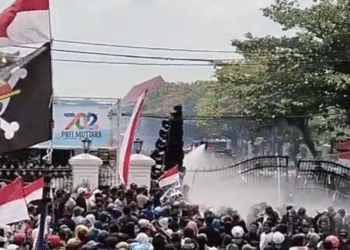 Aparat kepolisian menembakkan water cannon ke arah massa aksi di depan Kantor Bupati Pati, Rabu (13/8/2025).