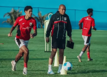 Pelatih Timnas Indonesia U-17 Nova Arianto memimpin sesi latihan tim.