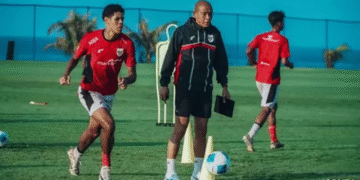 Pelatih Timnas Indonesia U-17 Nova Arianto memimpin sesi latihan tim.