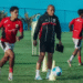 Pelatih Timnas Indonesia U-17 Nova Arianto memimpin sesi latihan tim.