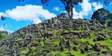 Situs Gunung Padang di Cianjur, Jawa Barat, salah satu situs megalitikum terbesar di Asia Tenggara.