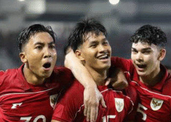 Pemain Timnas Indonesia U-17 merayakan gol ke gawang Uzbekistan pada Piala Kemerdekaan 2025 di Stadion Utama Sumatera Utara.