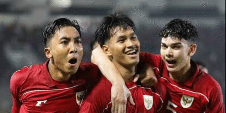 Pemain Timnas Indonesia U-17 merayakan gol ke gawang Uzbekistan pada Piala Kemerdekaan 2025 di Stadion Utama Sumatera Utara.
