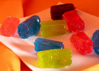 Permen warna-warni berbentuk balok kecil di atas piring putih