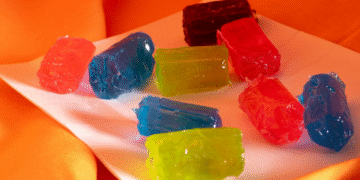 Permen warna-warni berbentuk balok kecil di atas piring putih