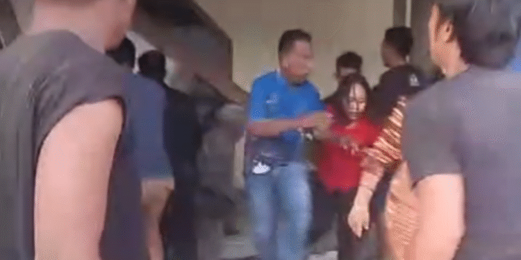 Warga berhamburan keluar rumah mencari tempat aman saat gempa M 6,0 mengguncang Kabupaten Poso, Sulawesi Tengah, Minggu (17/8/2025).