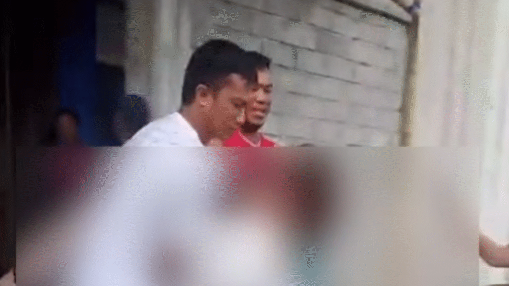 Warga menyelamatkan korban dari reruntuhan bangunan usai gempa M 6,0 di Kabupaten Poso, Sulawesi Tengah, Minggu (17/8/2025).